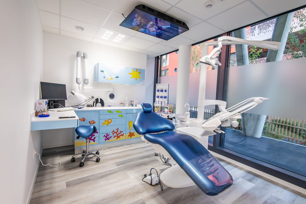 Salle de soins dentaires dédiée aux enfants avec décoration ludique
